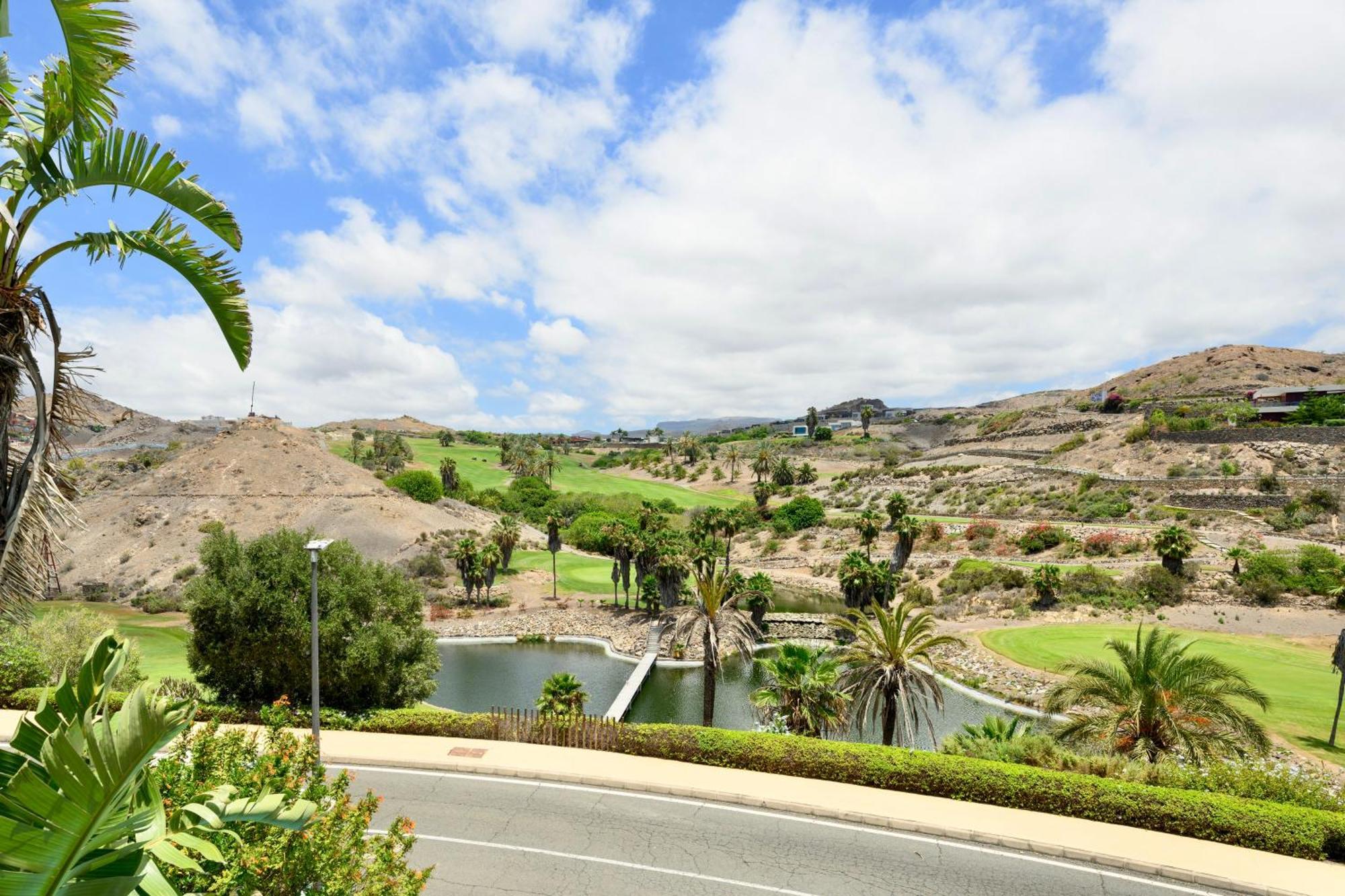 Villa With Private Pool In Luxury Golf Resort サロブレ エクステリア 写真